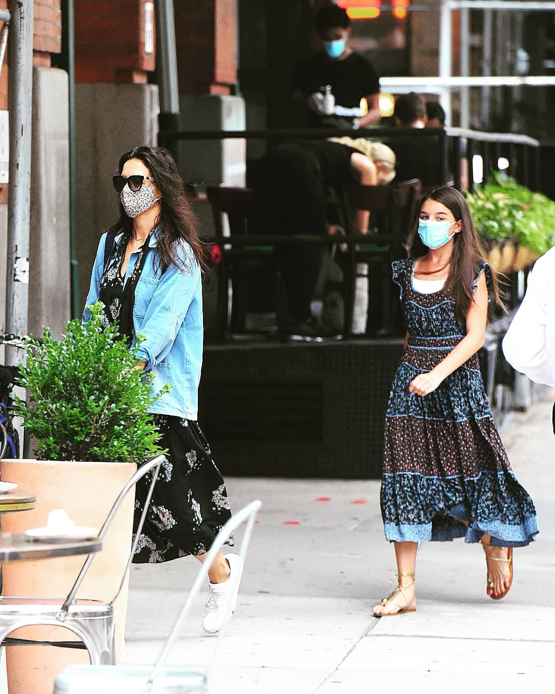 Tom Cruise đăng video dạo chơi London, dân mạng gọi tên Suri ảnh 5