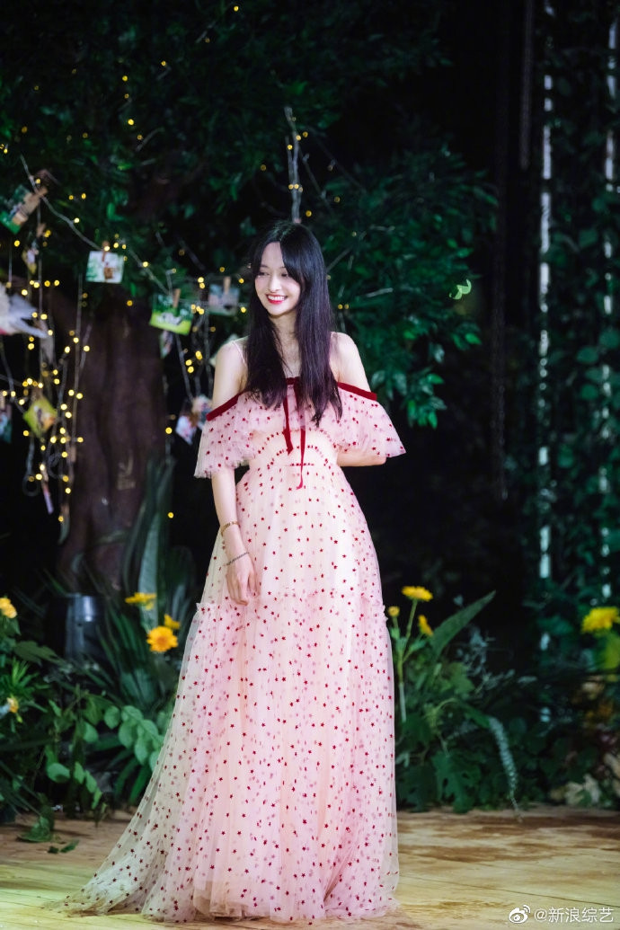 ‘Nữ thần thanh xuân’ Trịnh Sảng khoe vai trần ngọt ngào giữa lùm xùm EQ thấp ảnh 1