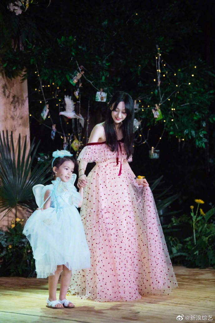 ‘Nữ thần thanh xuân’ Trịnh Sảng khoe vai trần ngọt ngào giữa lùm xùm EQ thấp ảnh 8