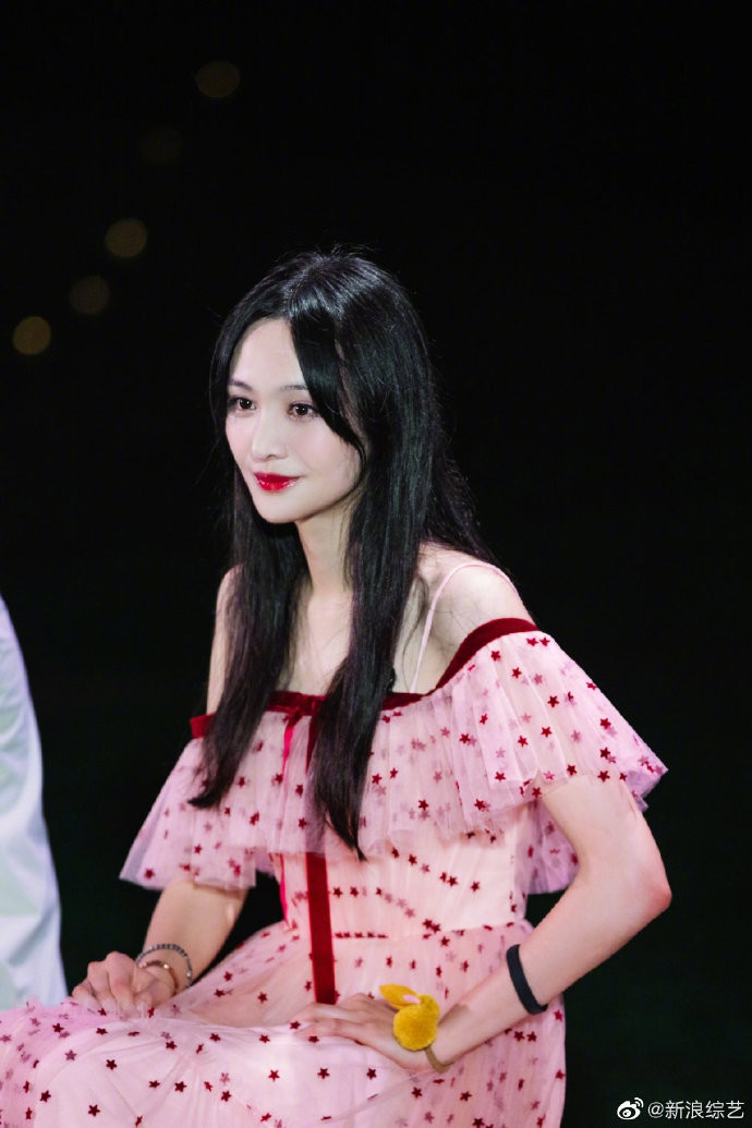 ‘Nữ thần thanh xuân’ Trịnh Sảng khoe vai trần ngọt ngào giữa lùm xùm EQ thấp ảnh 2