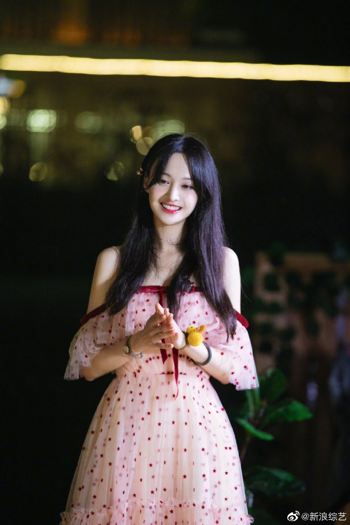 ‘Nữ thần thanh xuân’ Trịnh Sảng khoe vai trần ngọt ngào giữa lùm xùm EQ thấp ảnh 4