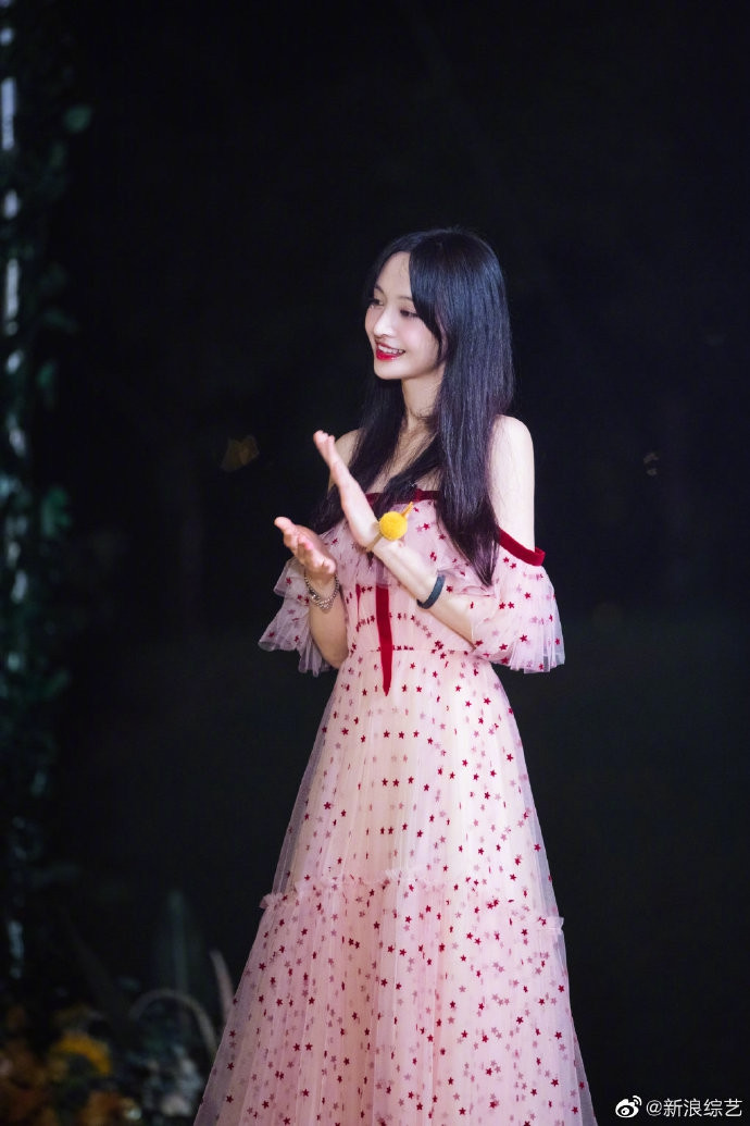 ‘Nữ thần thanh xuân’ Trịnh Sảng khoe vai trần ngọt ngào giữa lùm xùm EQ thấp ảnh 6