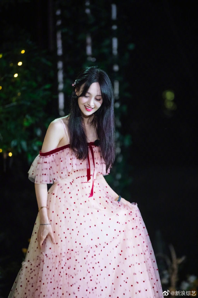 ‘Nữ thần thanh xuân’ Trịnh Sảng khoe vai trần ngọt ngào giữa lùm xùm EQ thấp ảnh 7