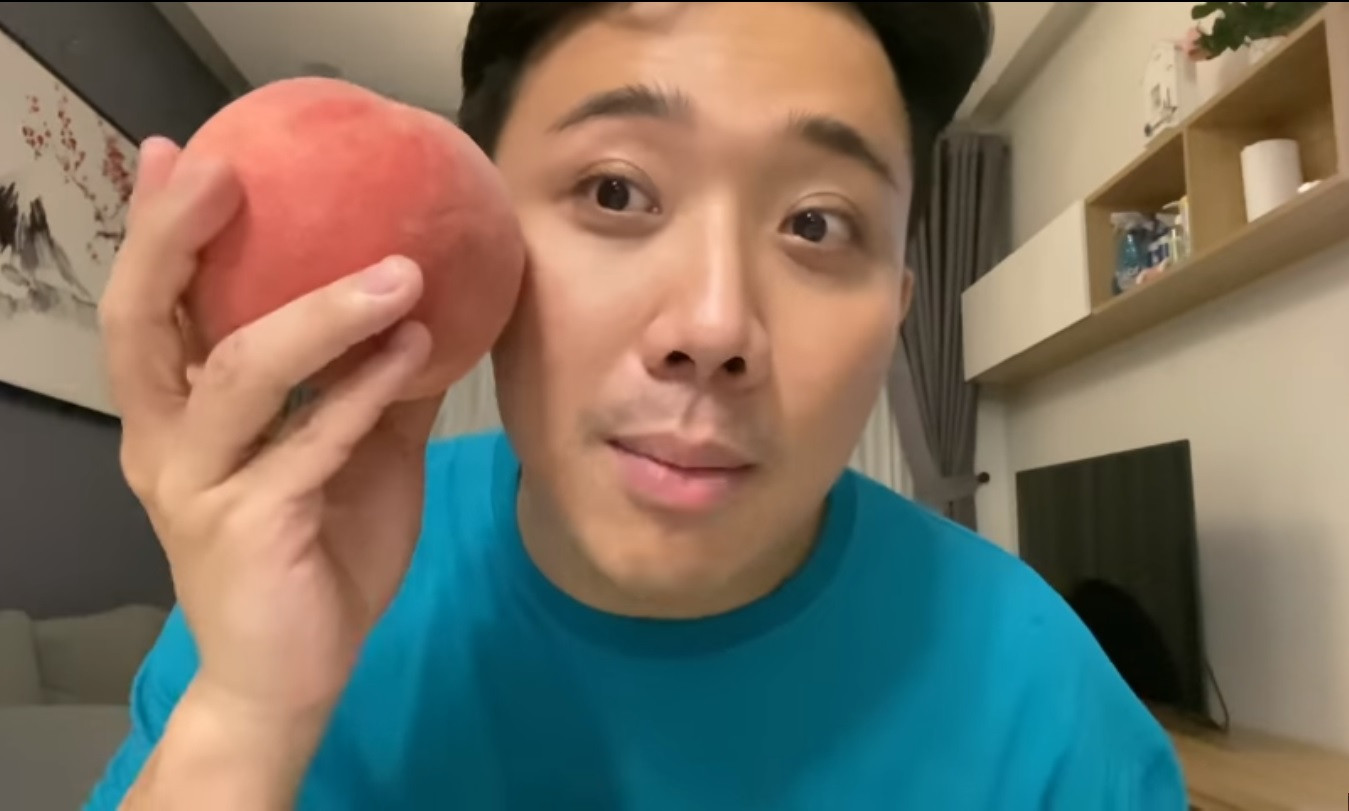 Trấn Thành choáng không dám ăn chùm nho được tặng có giá 11 triệu đồng, 900.000 đồng/quả ảnh 1