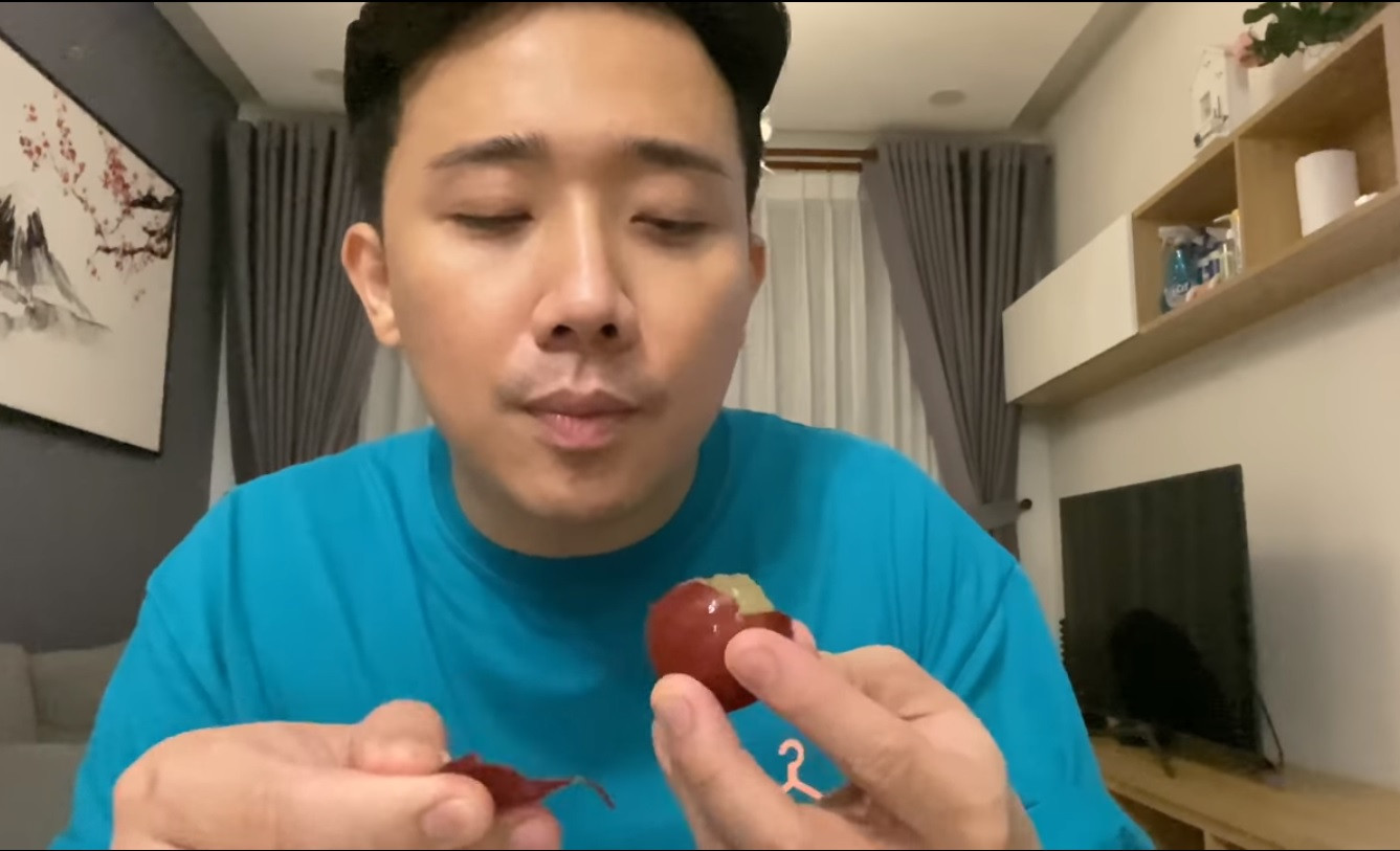 Trấn Thành choáng không dám ăn chùm nho được tặng có giá 11 triệu đồng, 900.000 đồng/quả ảnh 4