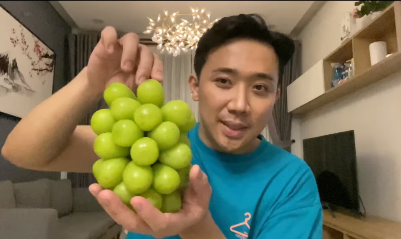 Trấn Thành choáng không dám ăn chùm nho được tặng có giá 11 triệu đồng, 900.000 đồng/quả ảnh 2