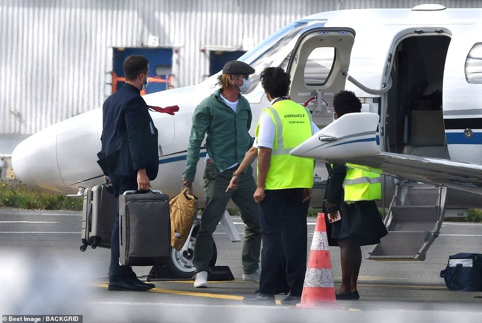 'Chân dài’ 27 tuổi nghi hẹn hò với Brad Pitt có ngoại hình giống Angelina Jolie ảnh 2