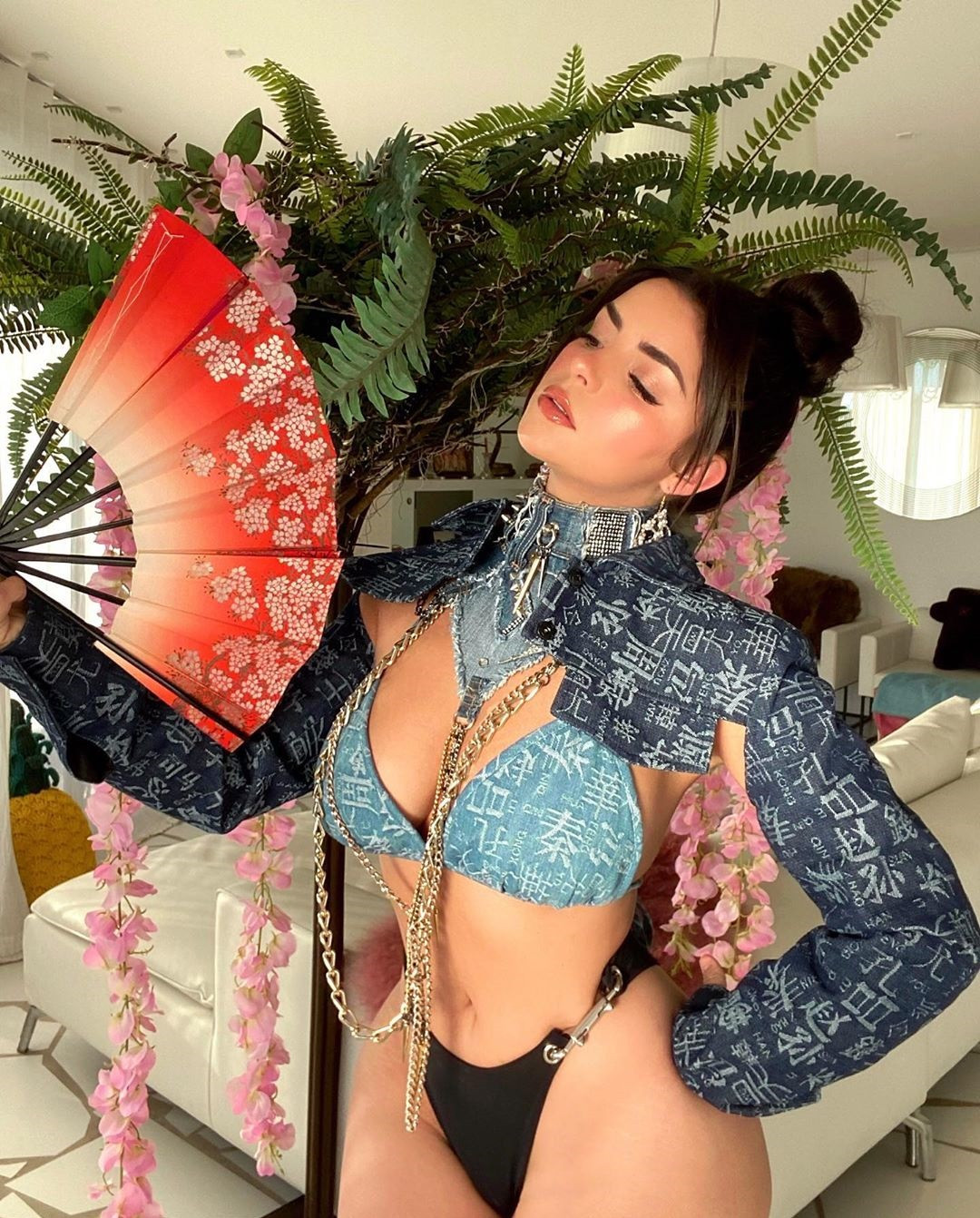 ‘Nữ hoàng nội y’ nước Anh phô diễn đường cong phồn thực với bikini bé xíu ảnh 2