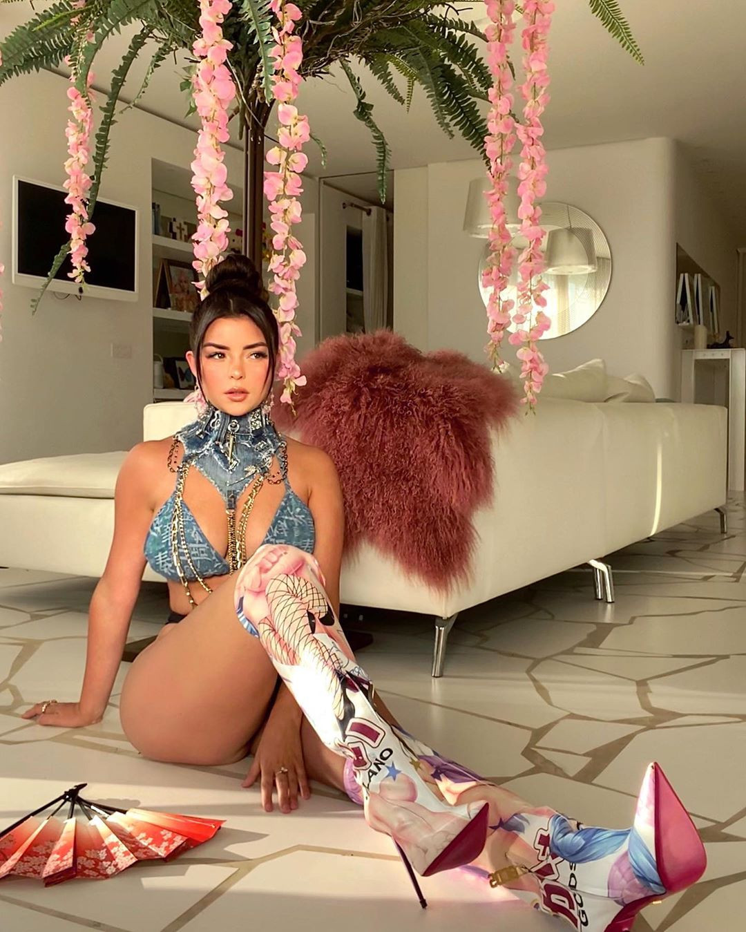 ‘Nữ hoàng nội y’ nước Anh phô diễn đường cong phồn thực với bikini bé xíu ảnh 3