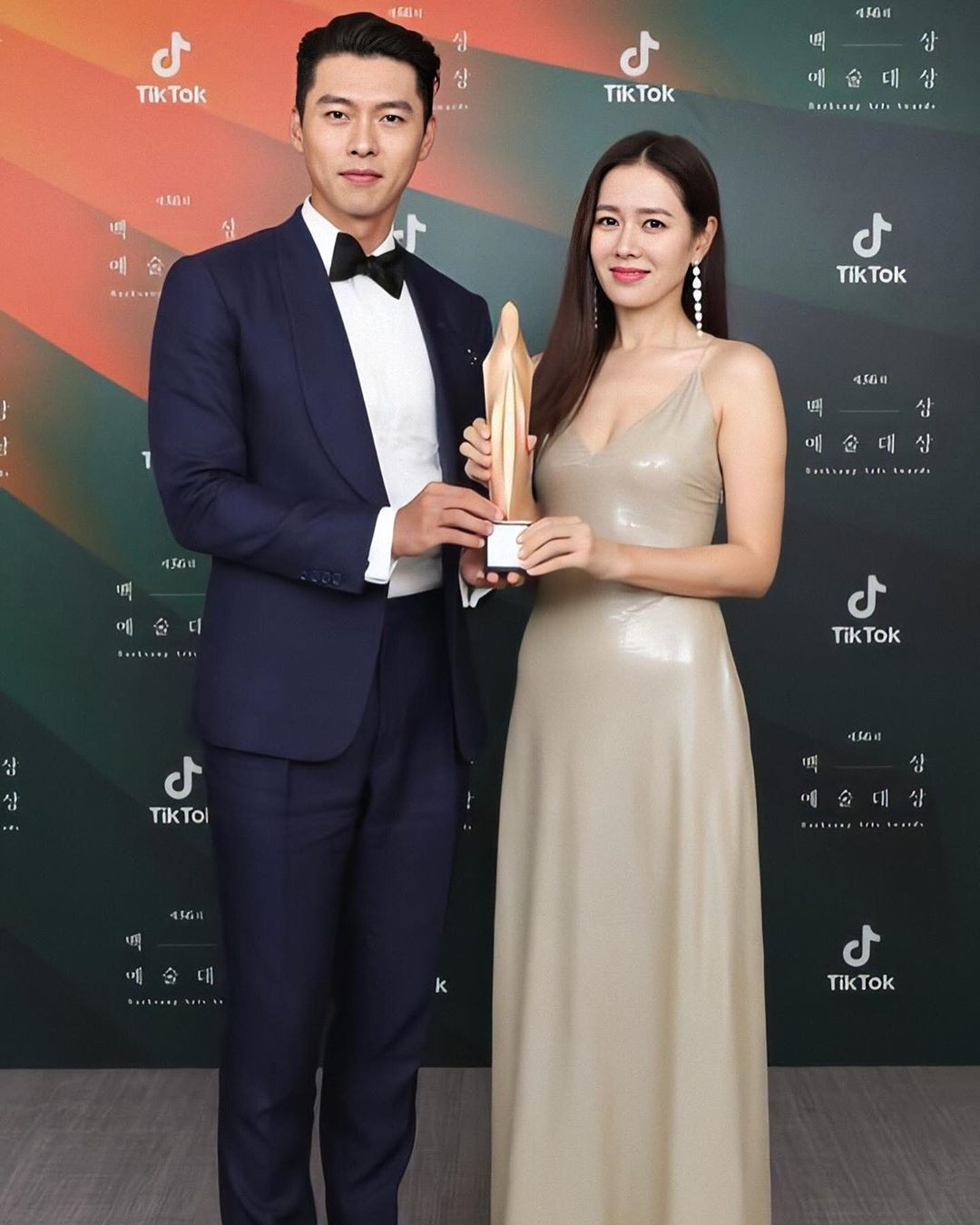 Cặp đôi phim 'Hạ cánh nơi anh' lạnh lùng như không quen ngoài đời thực ảnh 30