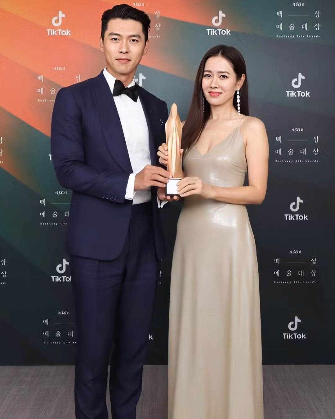 Cặp đôi phim 'Hạ cánh nơi anh' lạnh lùng như không quen ngoài đời thực ảnh 30