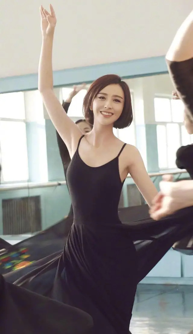 Mê mẩn màn múa đẹp say lòng của người đẹp Tân Cương Đồng Lệ Á ảnh 15