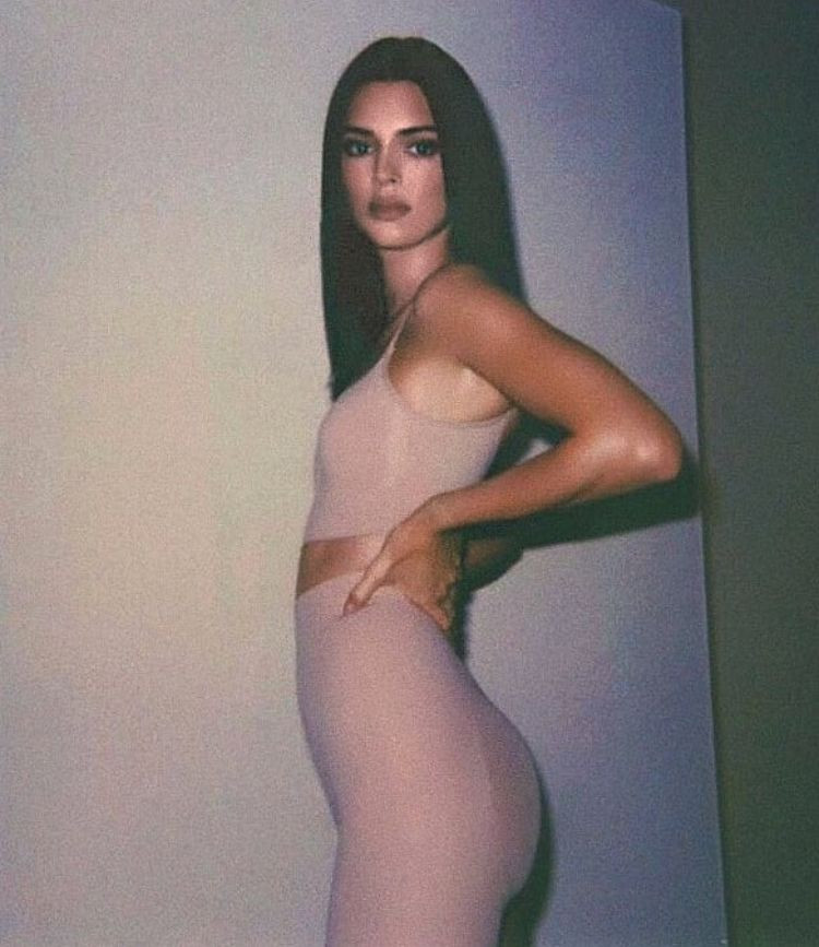 Nữ tỉ phú 'hụt' Kylie Jenner ngực đầy nóng bỏng với nội y ảnh 12