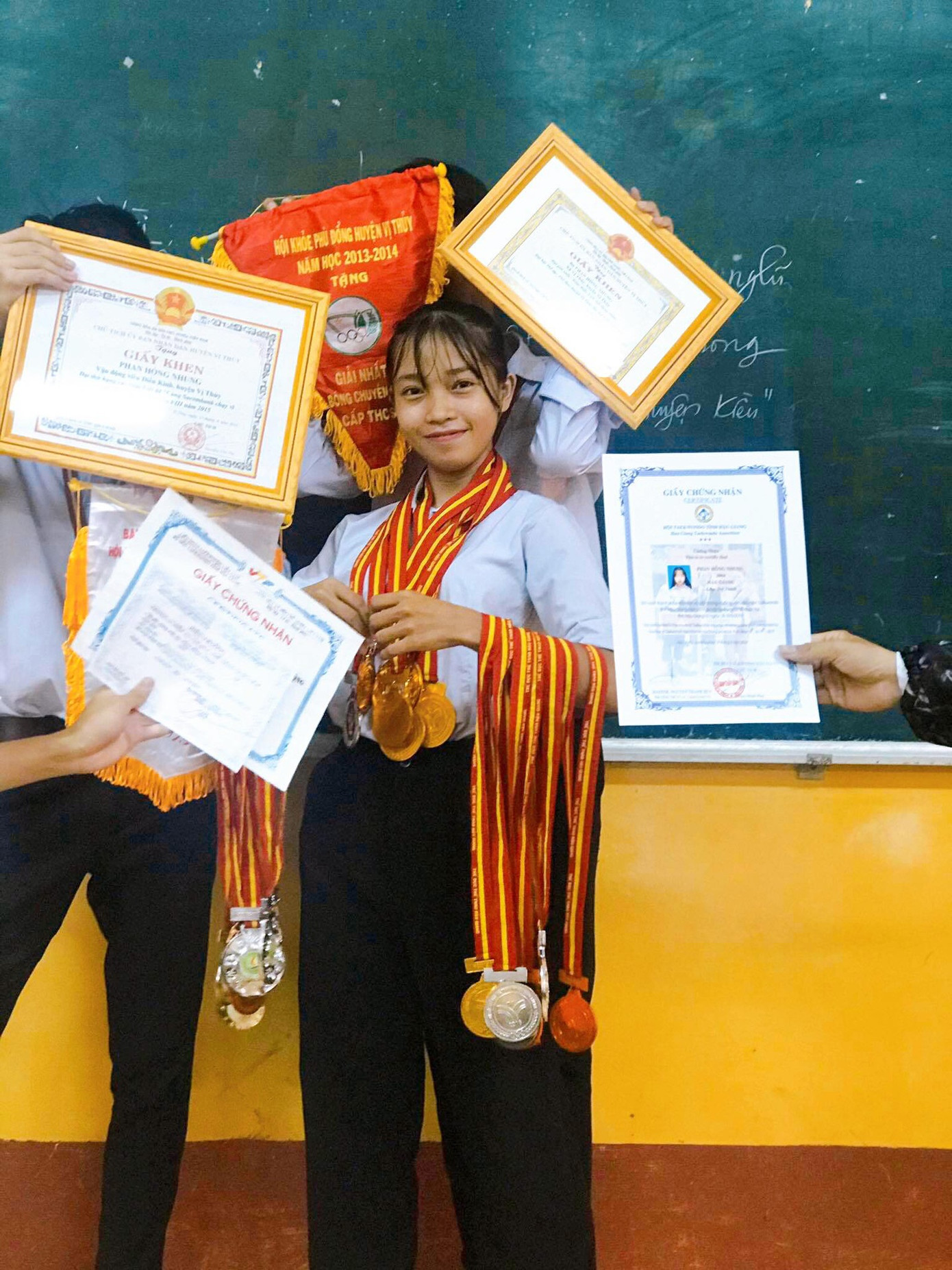 Cô bạn lớp 10 khoe loạt bằng khen, đeo huy chương trĩu cổ kín tay ảnh 1