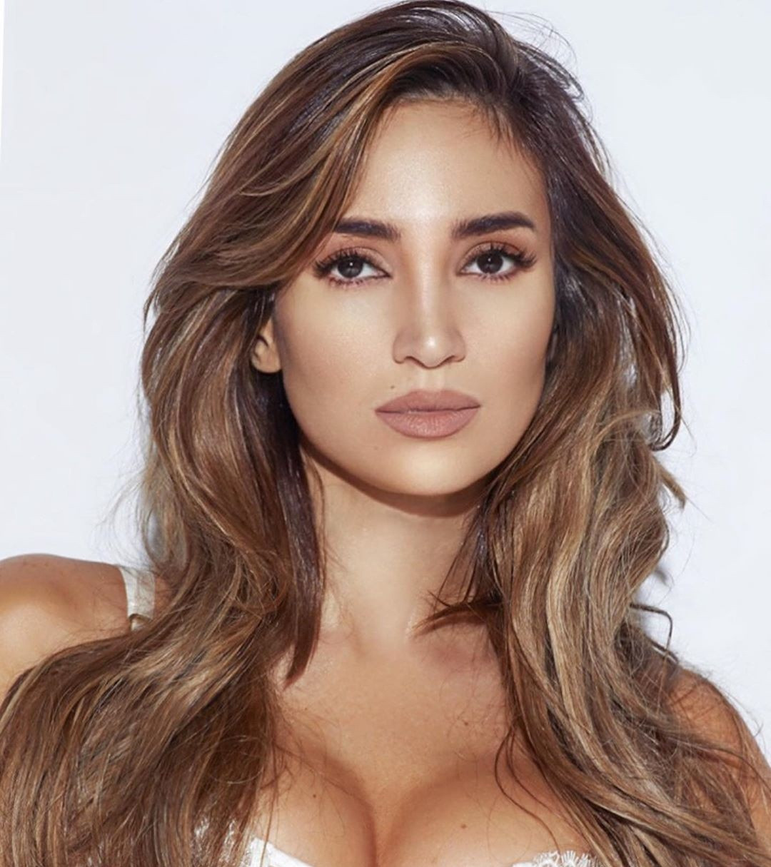 Người đẹp 9x Megan Pormer hững hờ che ngực trần trên bìa Maxim ảnh 9