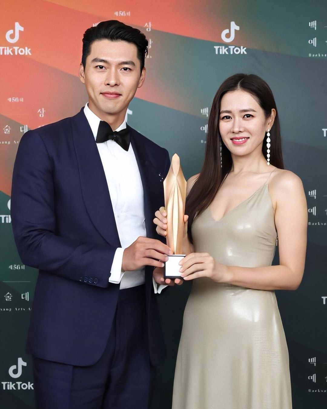 Cặp đôi phim 'Hạ cánh nơi anh' lạnh lùng như không quen ngoài đời thực ảnh 29