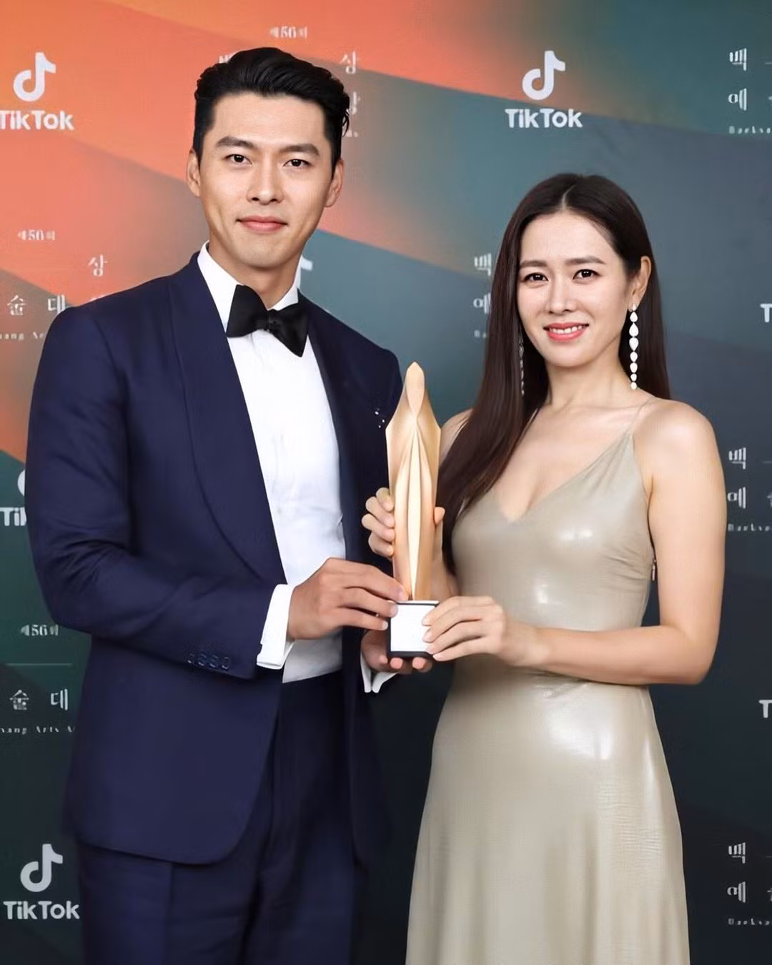 Cặp đôi phim 'Hạ cánh nơi anh' lạnh lùng như không quen ngoài đời thực ảnh 29