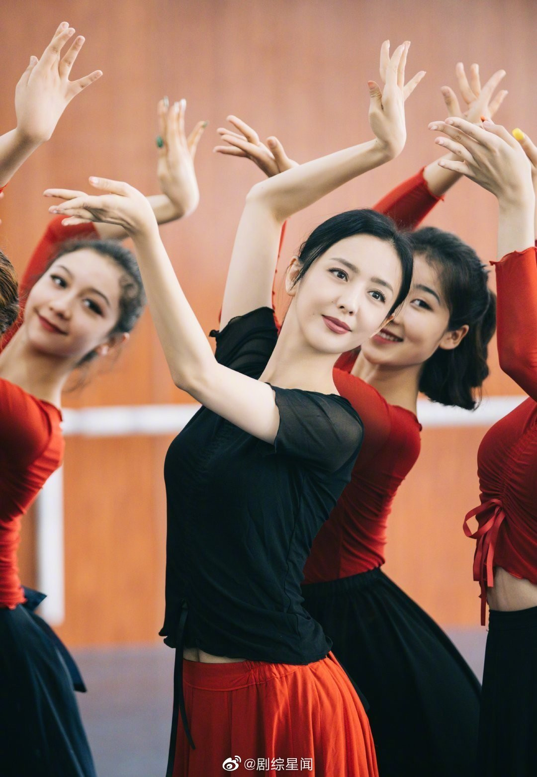 Mê mẩn màn múa đẹp say lòng của người đẹp Tân Cương Đồng Lệ Á ảnh 13