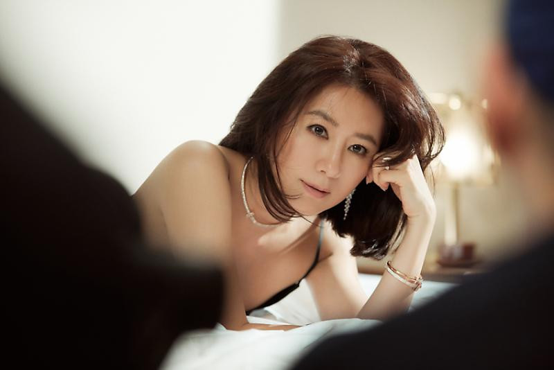 Bà cả 'Thế giới hôn nhân' Kim Hee Ae mặn mà gợi cảm ở tuổi 54 ảnh 20