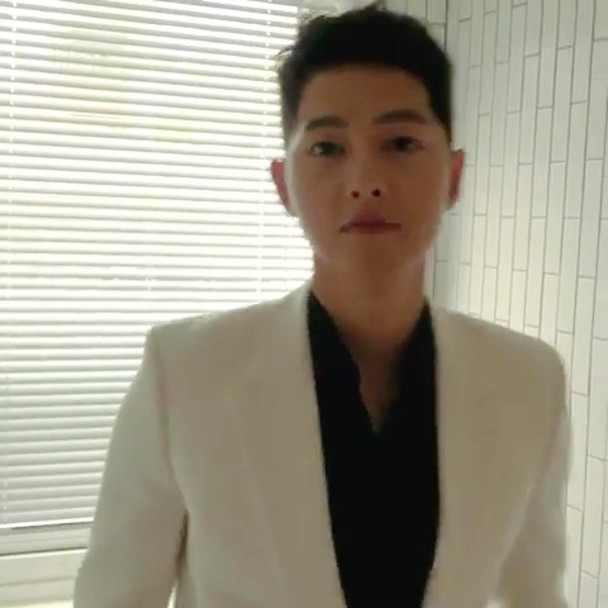 Hậu ly hôn Song Hye Kyo, Song Joong Ki điển trai 'hack tuổi', rộ tin yêu người mới ảnh 3