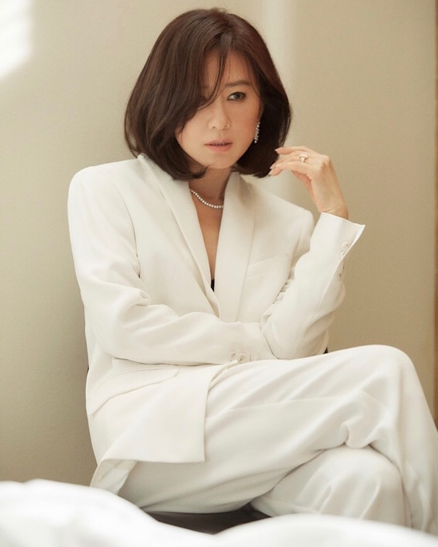 Bà cả 'Thế giới hôn nhân' Kim Hee Ae mặn mà gợi cảm ở tuổi 54 ảnh 14