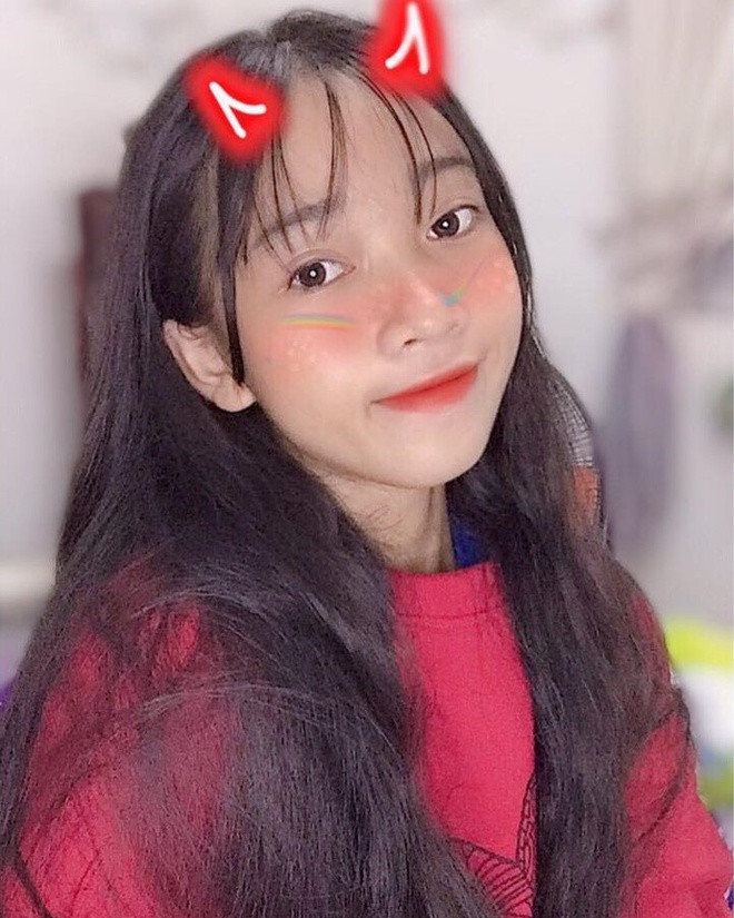 Cô bạn lớp 10 khoe loạt bằng khen, đeo huy chương trĩu cổ kín tay ảnh 2