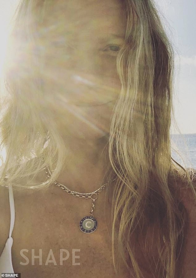 Bạn gái cũ Brad Pitt trẻ trung quyến rũ đáng ngưỡng mộ ở tuổi U50 ảnh 10