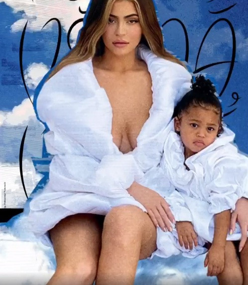 Em út gợi cảm nhà Kardashian bế con gái lên bìa Vogue ảnh 2