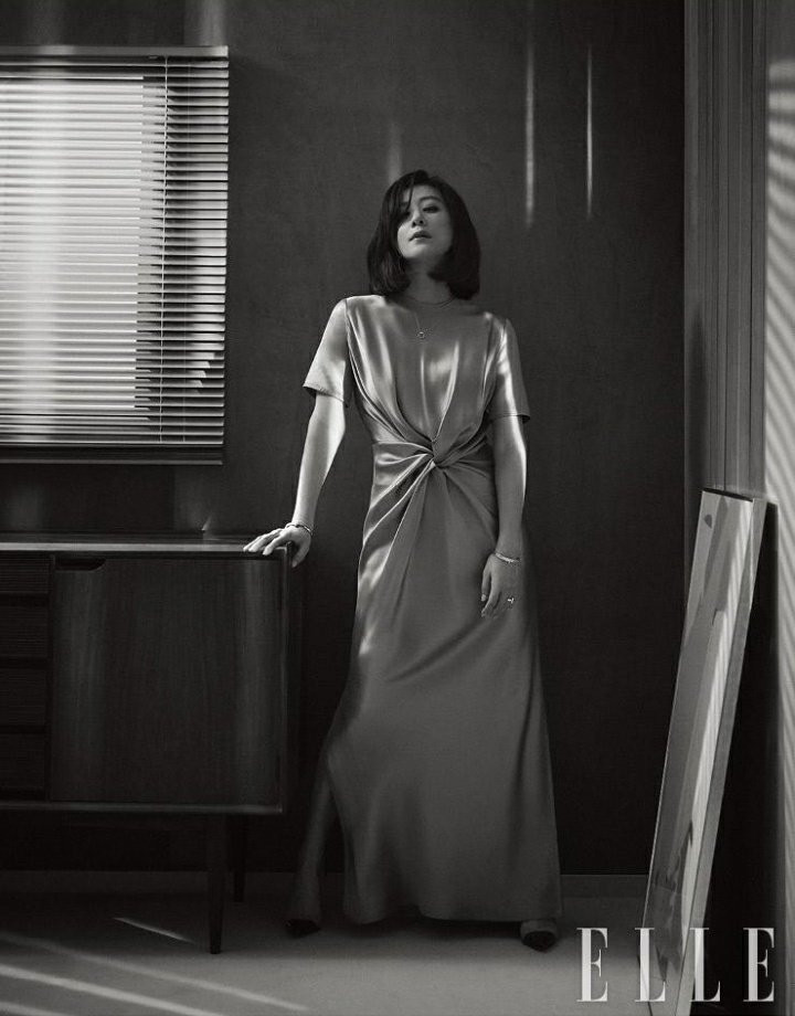 Bà cả 'Thế giới hôn nhân' Kim Hee Ae mặn mà gợi cảm ở tuổi 54 ảnh 17