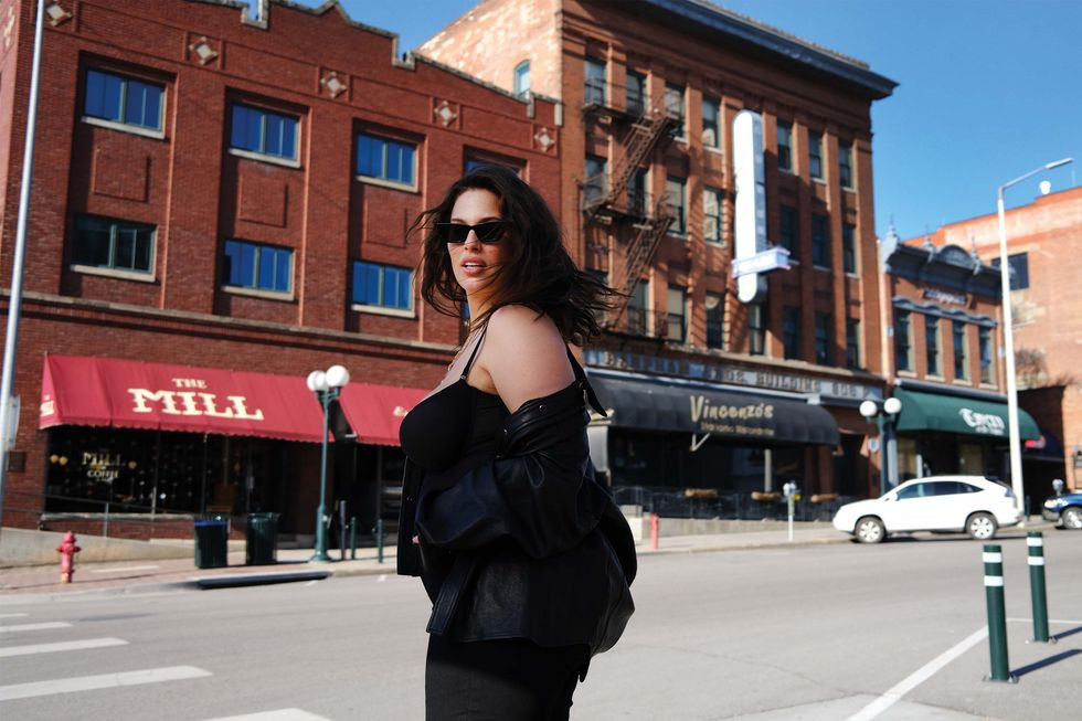 Đường cong 'gái một con' đẫy đà bốc lửa của mẫu ngoại cỡ Ashley Graham ảnh 11