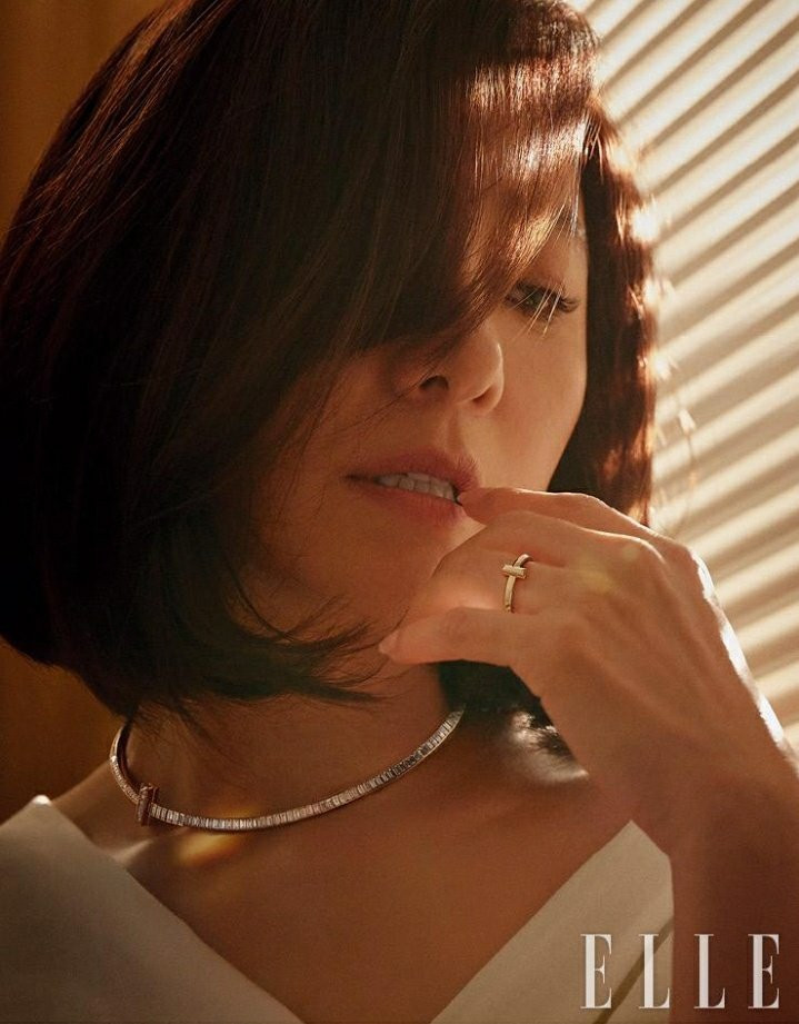 Bà cả 'Thế giới hôn nhân' Kim Hee Ae mặn mà gợi cảm ở tuổi 54 ảnh 13