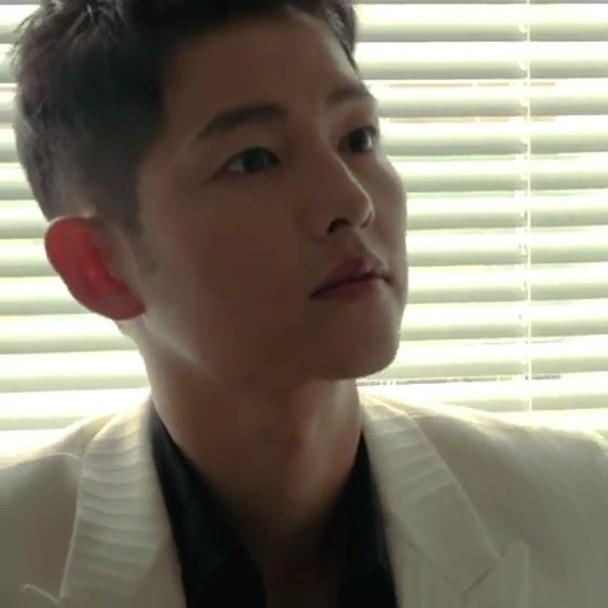 Hậu ly hôn Song Hye Kyo, Song Joong Ki điển trai 'hack tuổi', rộ tin yêu người mới ảnh 1