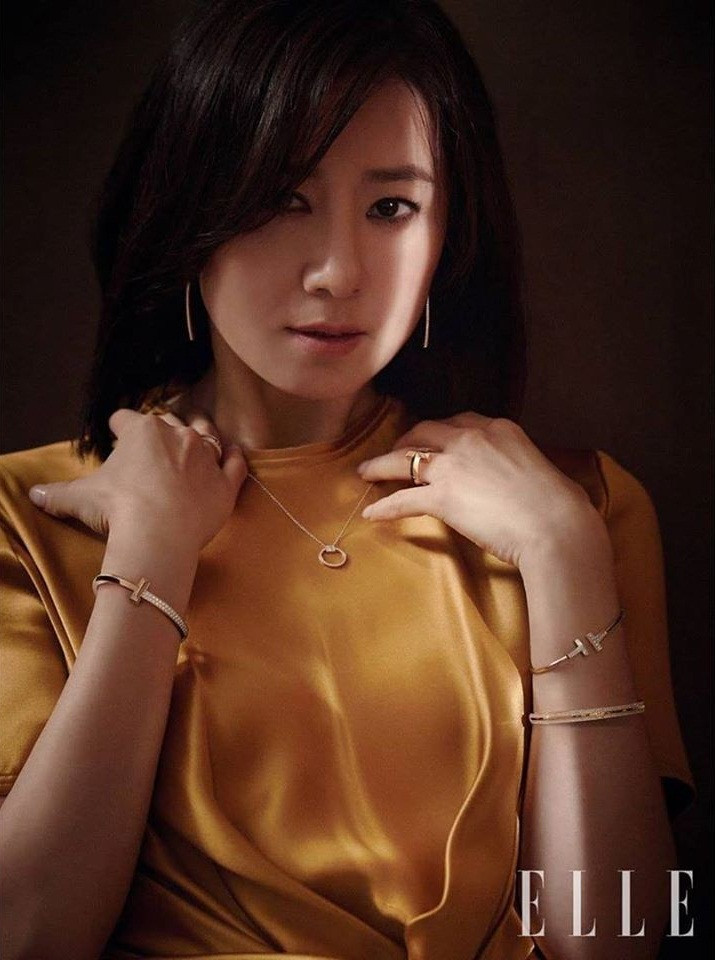 Bà cả 'Thế giới hôn nhân' Kim Hee Ae mặn mà gợi cảm ở tuổi 54 ảnh 10