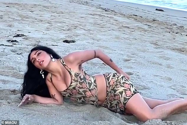 Con gái 9x của Madonna siêu quyến rũ căng đầy sức sống ảnh 4