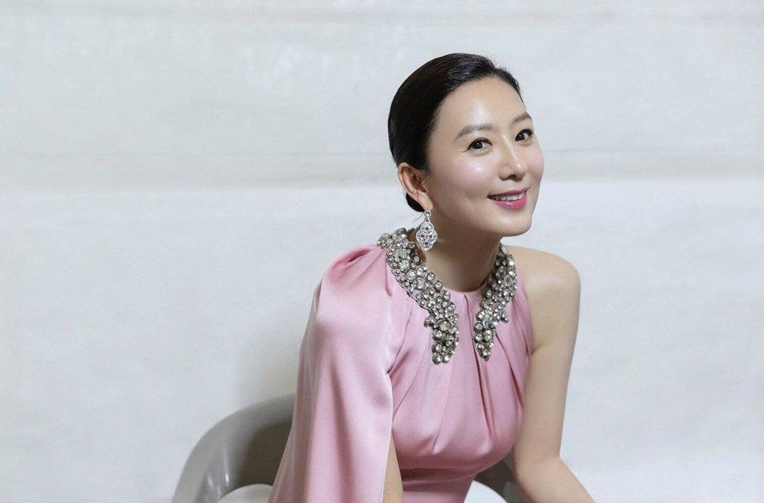 Bà cả 'Thế giới hôn nhân' Kim Hee Ae mặn mà gợi cảm ở tuổi 54 ảnh 26