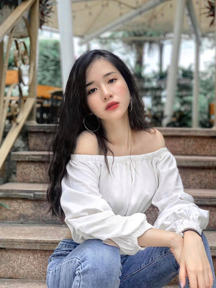 Nụ cười tỏa nắng bên hoa của nữ sinh trường đại học FPT ảnh 7