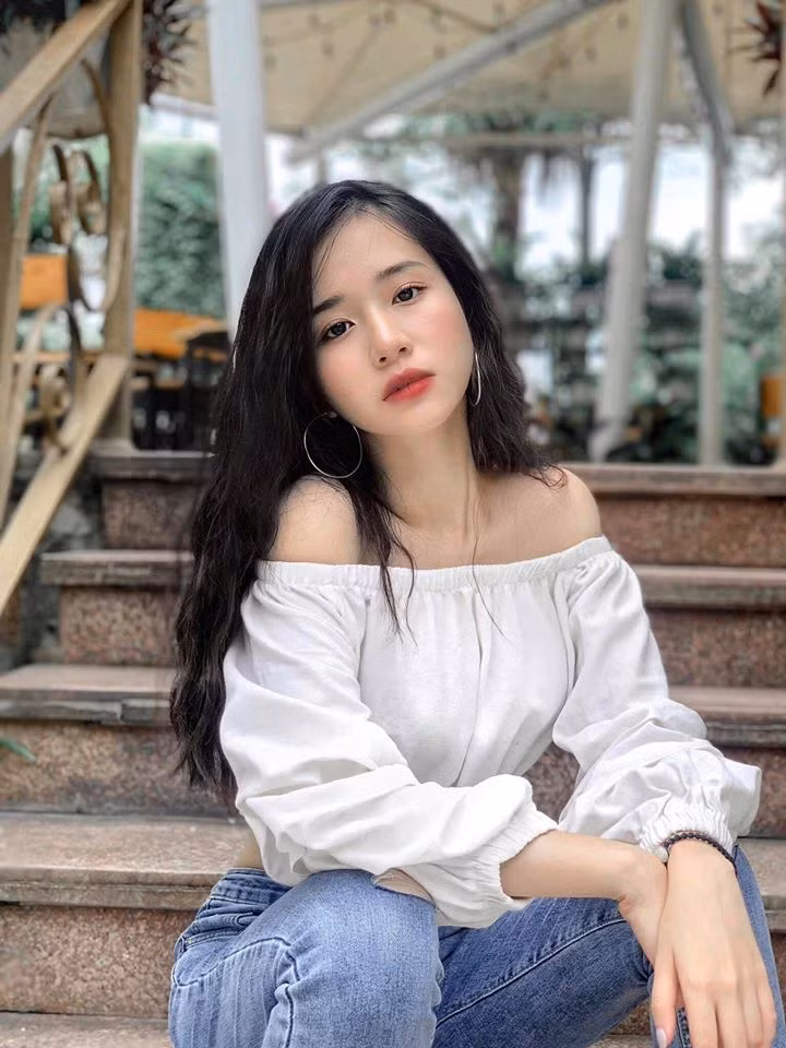 Nụ cười tỏa nắng bên hoa của nữ sinh trường đại học FPT ảnh 7