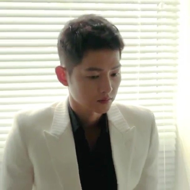 Hậu ly hôn Song Hye Kyo, Song Joong Ki điển trai 'hack tuổi', rộ tin yêu người mới ảnh 2