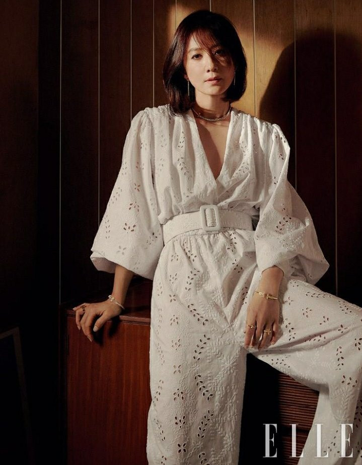 Bà cả 'Thế giới hôn nhân' Kim Hee Ae mặn mà gợi cảm ở tuổi 54 ảnh 16