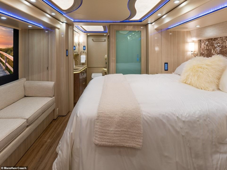 Hailey Bieber mặc bikini gợi cảm tắm suối, cùng chồng du lịch với nhà xe triệu đô ảnh 2