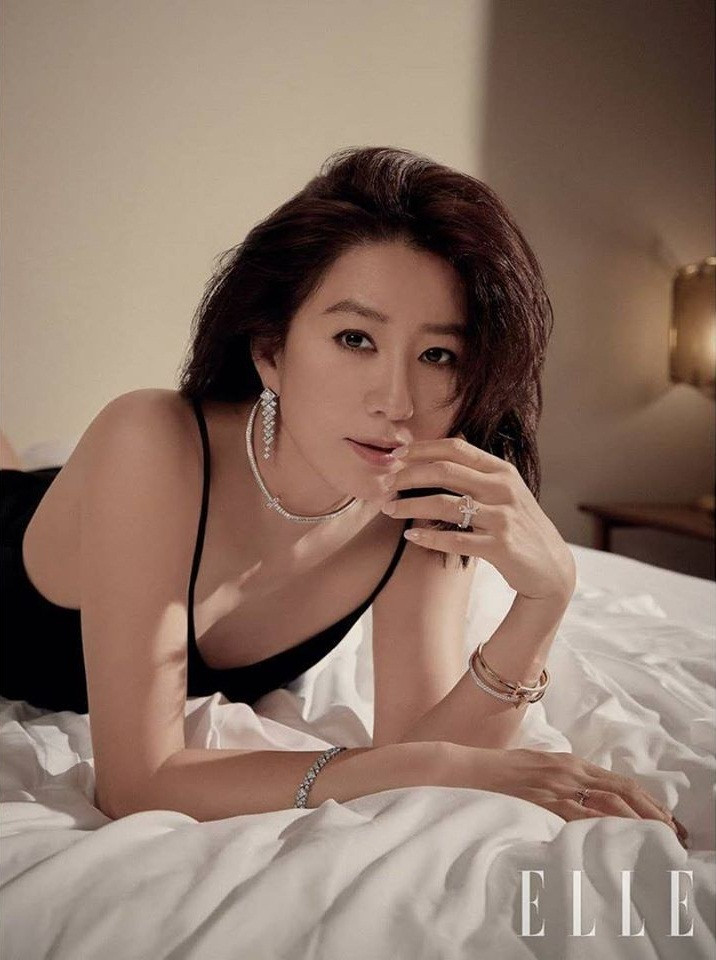 Bà cả 'Thế giới hôn nhân' Kim Hee Ae mặn mà gợi cảm ở tuổi 54 ảnh 3