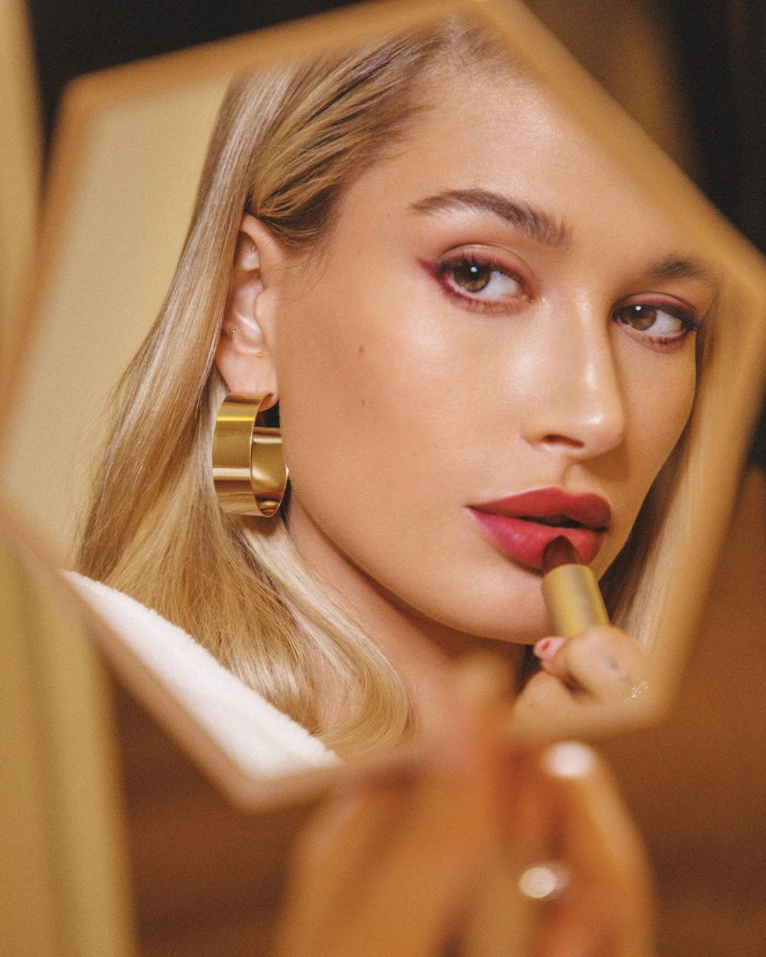 Hailey Bieber mặc bikini gợi cảm tắm suối, cùng chồng du lịch với nhà xe triệu đô ảnh 11