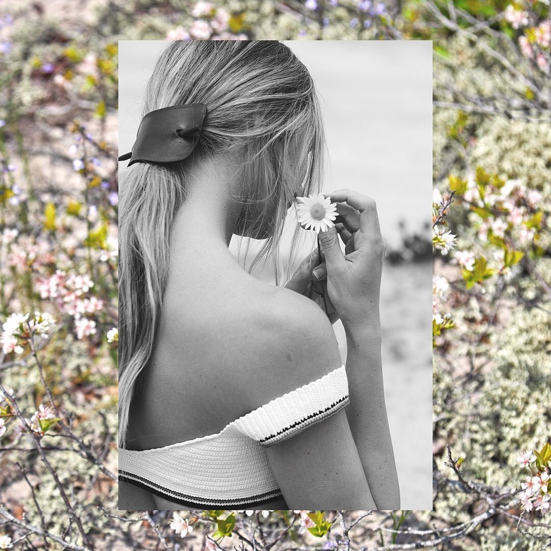 'Biểu tượng nhan sắc Nam Phi' mặc bikini gợi cảm ngây ngất giữa cánh đồng hoa ảnh 7