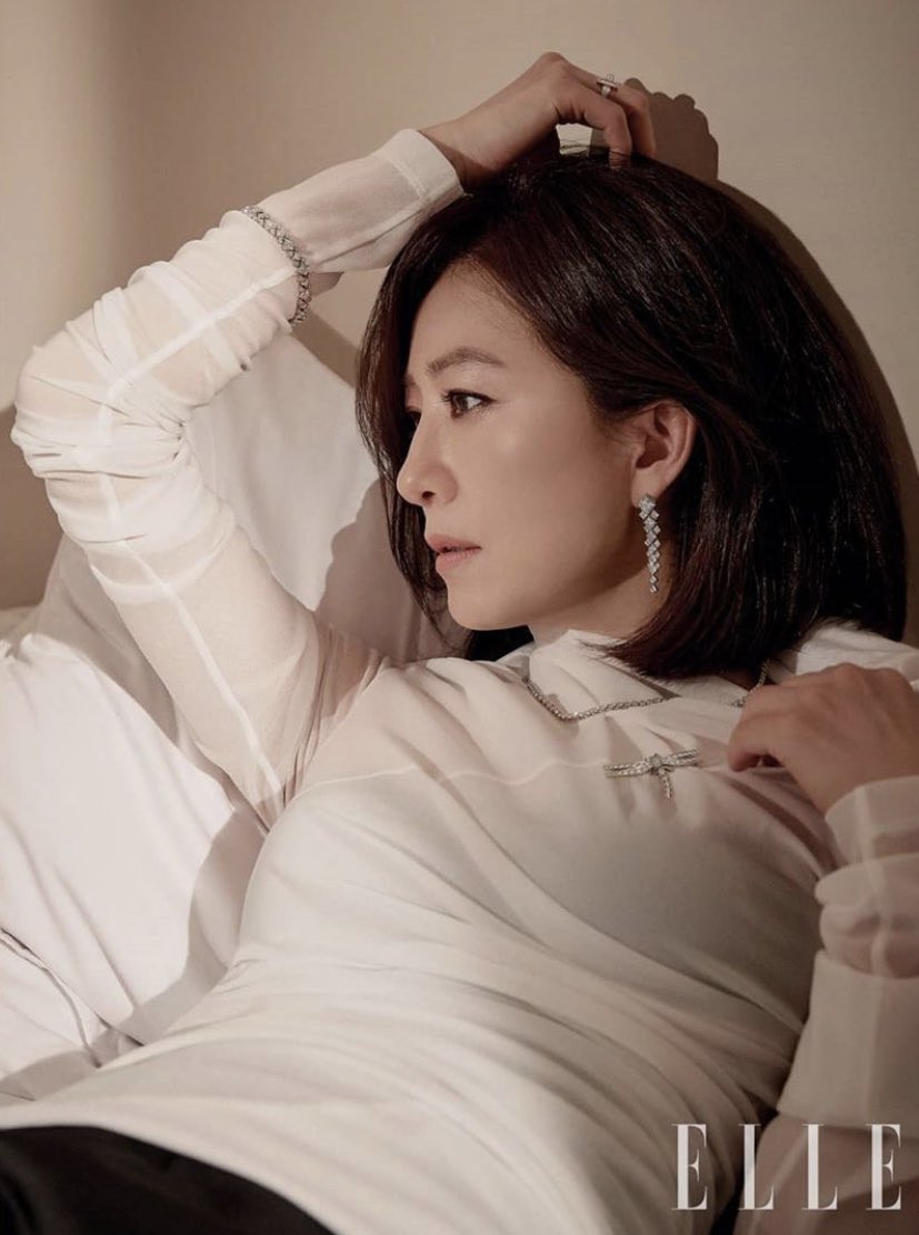 Bà cả 'Thế giới hôn nhân' Kim Hee Ae mặn mà gợi cảm ở tuổi 54 ảnh 15