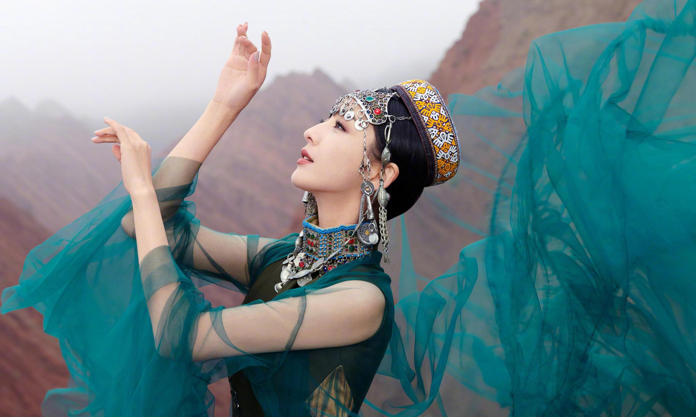 Mê mẩn màn múa đẹp say lòng của người đẹp Tân Cương Đồng Lệ Á ảnh 10