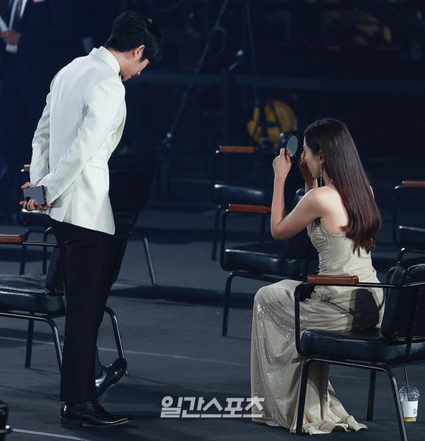 Cặp đôi phim 'Hạ cánh nơi anh' lạnh lùng như không quen ngoài đời thực ảnh 12