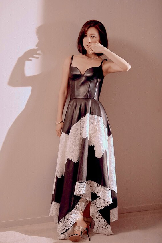 Bà cả 'Thế giới hôn nhân' Kim Hee Ae mặn mà gợi cảm ở tuổi 54 ảnh 11