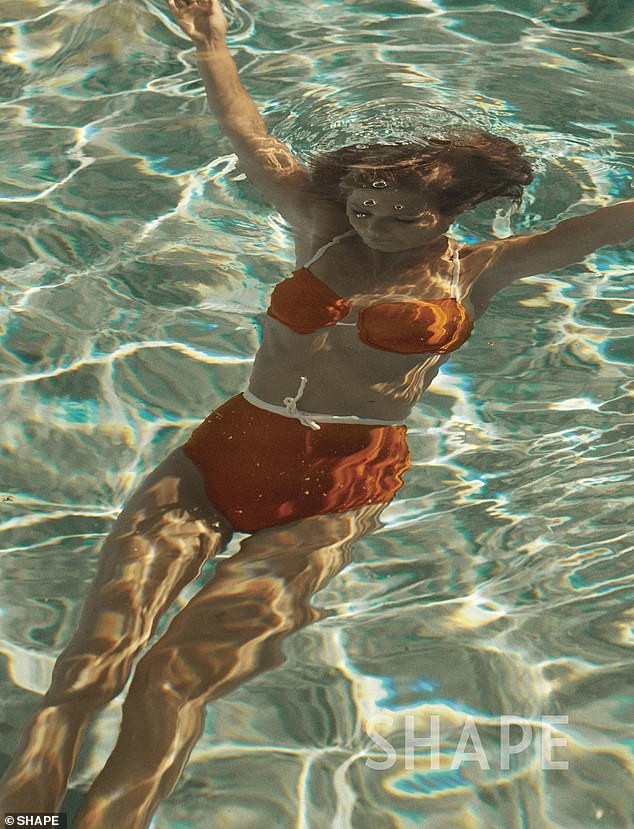 Bạn gái cũ Brad Pitt trẻ trung quyến rũ đáng ngưỡng mộ ở tuổi U50 ảnh 6