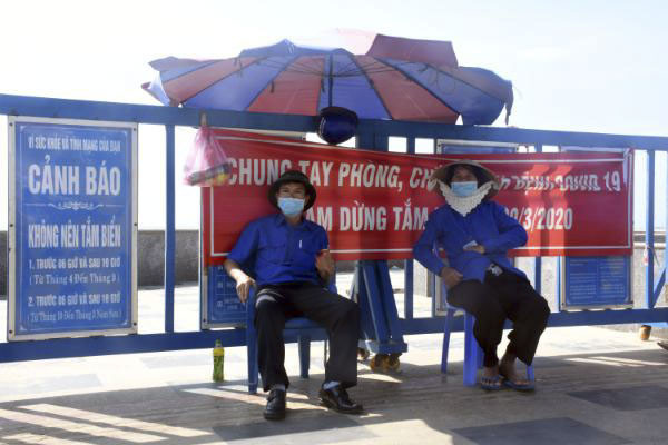 Vũng Tàu cấm tắm, du khách ngậm ngùi ngồi bờ kè ngắm biển ảnh 3