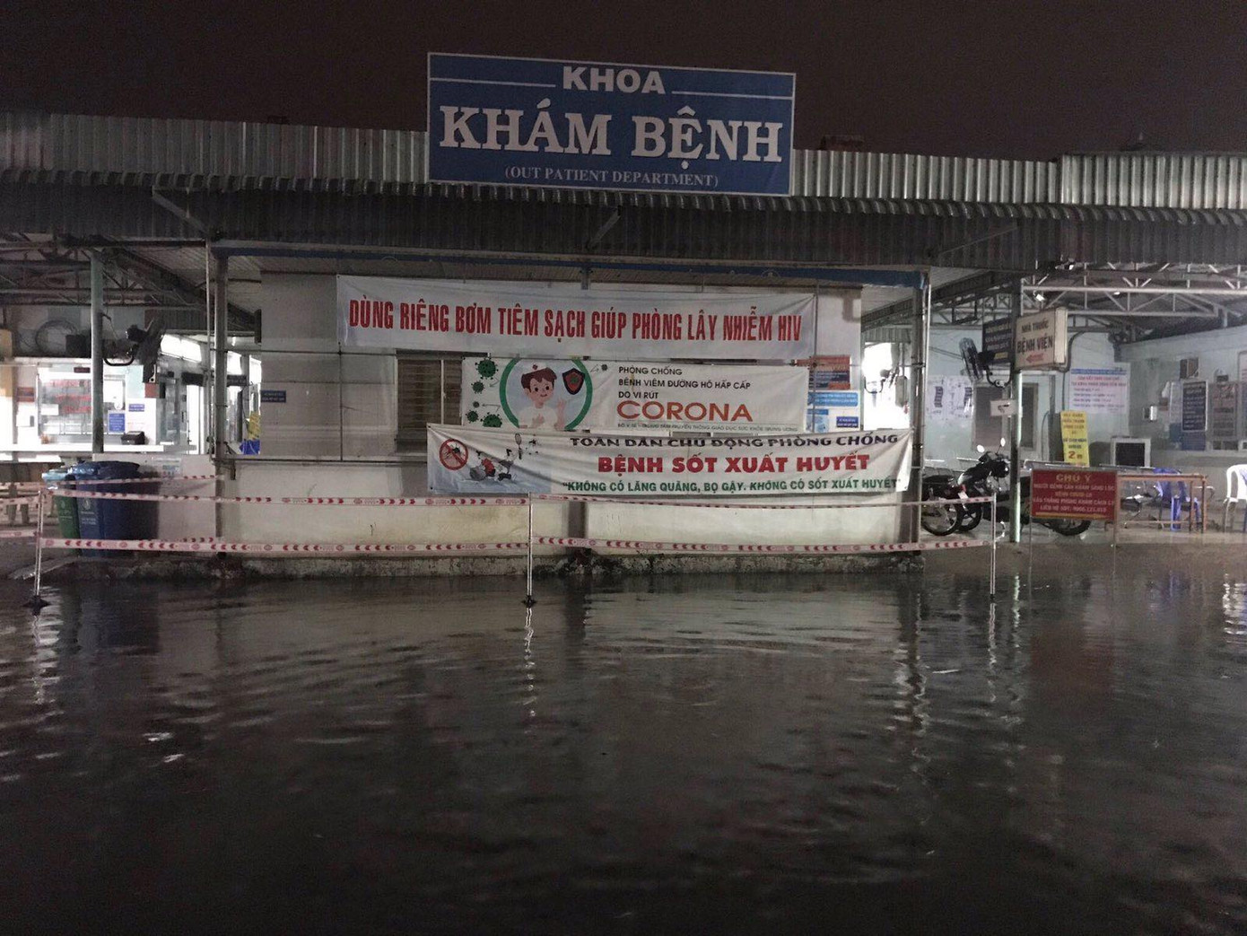 Bệnh viện ngập sâu trong nước sau cơn mưa chiều ảnh 7
